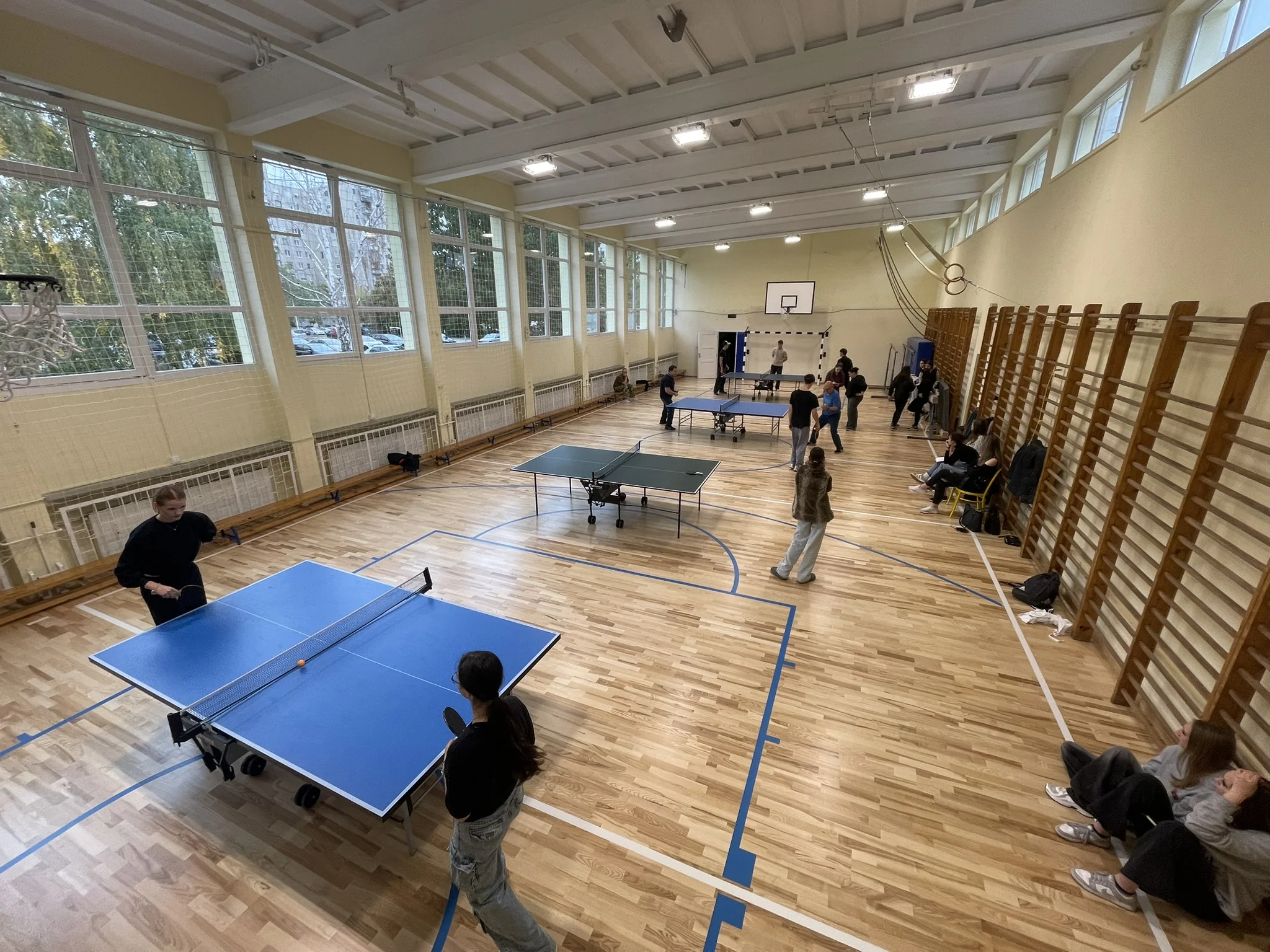 Közösségi sportprogram az iskola tornatermében